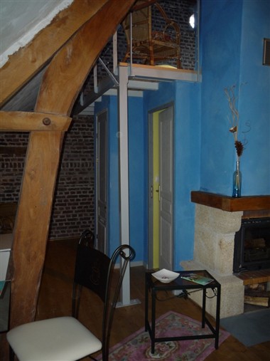La cheminée et la salle de bain